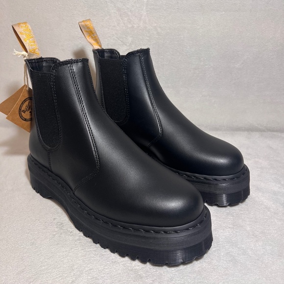 Dr. Martens VEGAN 2976 Quad Chelsea  Boots Black Unisex's Platform M-11 / W-12 - Picture 4 of 16